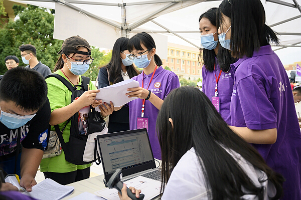 云南大学2020年本科新生报到工作顺利进行